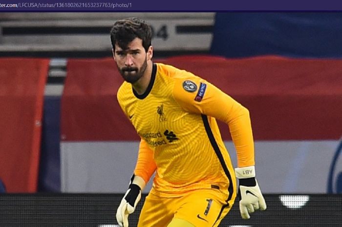 Kiper Liverpool, Alisson, saat melawan RB Leipzig pada leg pertama babak 16 besar Liga Champions 2020-2021 di Stadion Puskas Arena, Selasa (16/2/2021) waktu setempat atau Rabu pukul 03.00 WIB,