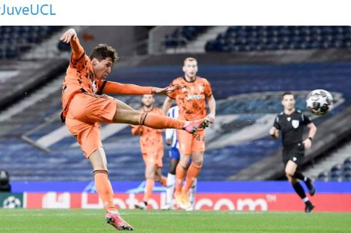 Penyerang Juventus, Federico Chiesa, melepaskan tembakan dalam laga leg pertama babak 16 besar Liga Champions kontra Porto di Estadio Do Dragao, Rabu (17/2/2021).