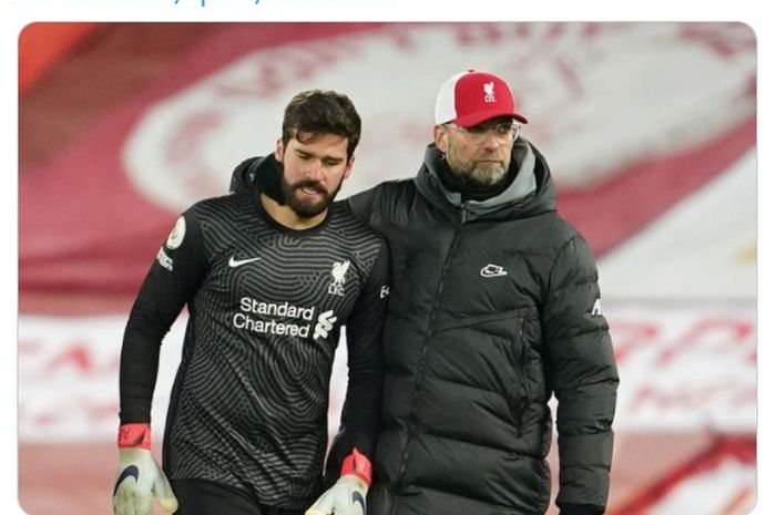 Kiper Liverpool, Alisson Becker (kiri) saat dirangkul oleh pelatih The Reds, Juergen Klopp.