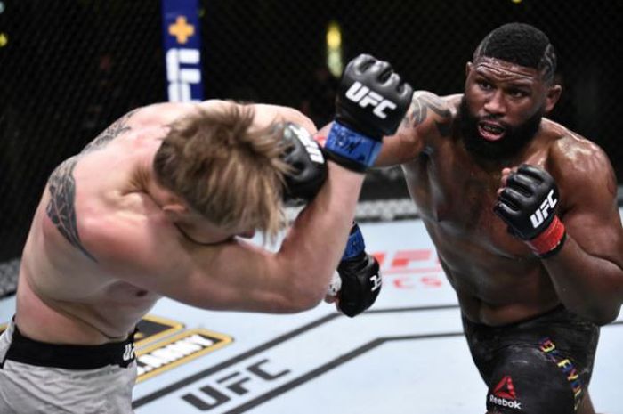 Petarung kelas berat, Curtis Blaydes (kanan), saat menghadapi Alexander Volkov pada UFC Vegas 3 di UFC APEX, Las Vegas, Nevada, Amerika Serikat, 20 Juni 2020.