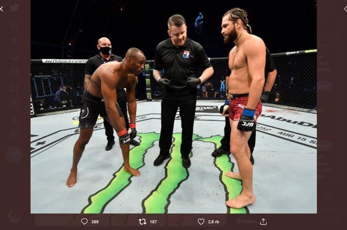 Kamaru Usman (kiri) dan Jorge Masvidal (kanan) saat akan memulai pertarungan di UFC 251, Juli 2020 silam.