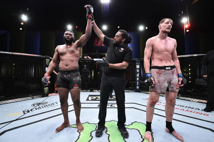 Selebrasi Curtis Blaydes (Kanan) usai mengalahkan Alexander Volkov (kiri) pada UFC Vegas 3, Juni 2020