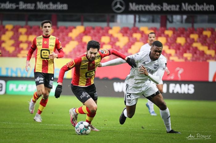 Aksi pemain keturunan Indonesia, Sandy Walsh, saat membela KV Mechelen di Liga Belgia 2021.