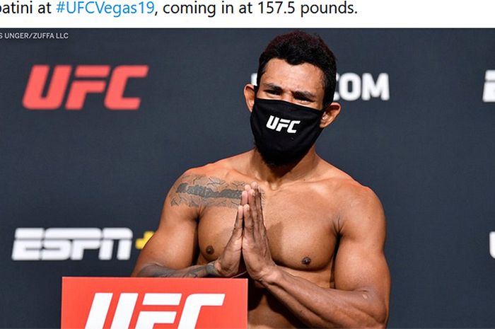 Petarung UFC, Rafael Alvez, gagal mencapai batas berat badan di kelas bulu pada sesi timbang badan jelang UFC Vegas 19 di Las Vegas, Amerika Serikat, 19 Februari 2021. 