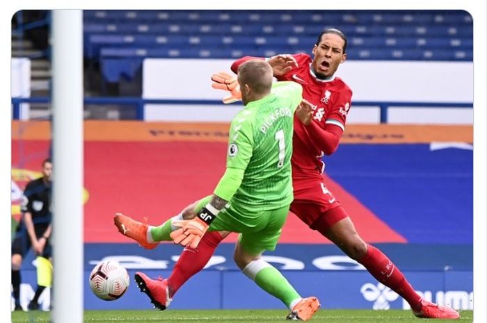 Momen bek Liverpool, Virgil van Dijk (kanan) mendapat tekel dari kiper Everton, Jordan Pickford, dalam laga pekan ke-5 Liga Inggris 2020-2021.