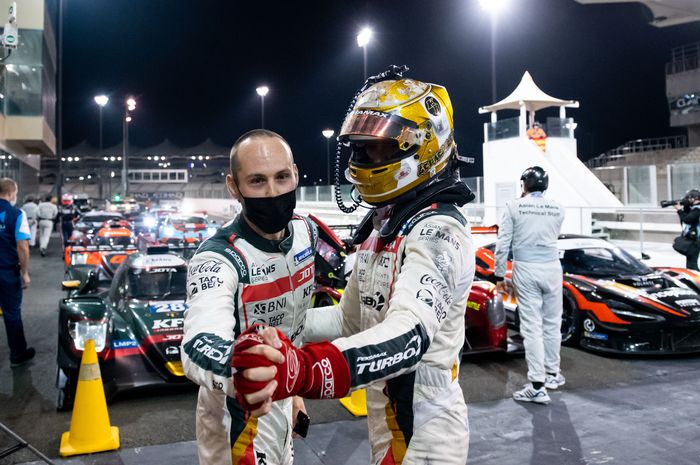 Pembalap Indonesia,  Sean Gelael  kanan) dan pebalap Inggris Tom Blomqvist, melakukan selebrasi di Sirkuit Yas Marina, Abu Dhabi. Keduanya tampil gemilang untuk menjuarai balapan seri empat Asian Le Mans Series untuk kategori LMP2 dengan bendera tim JOTA Sport, Sabtu (20/2/2021).