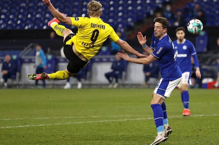 Striker Borussia Dortmund, Erling Haaland, mencetak gol akrobatik ke gawang Schalke, Sabtu (20/2/2021).