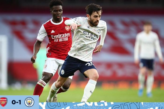 Gelandang Manchester City, Bernardo Silva, berduel dengan gelandang Arsenal, Bukayo Saka, dalam laga Liga Inggris di Stadion Emirates, Minggu (21/2/2021).