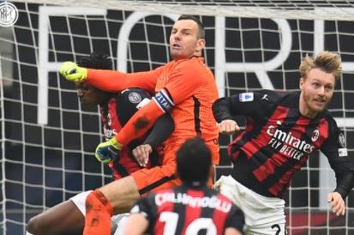 Kiper Inter Milan, Samir Handanovic, beraksi dalam laga Liga Italia kontra AC Milan di Stadion San Siro, Minggu (21/2/2021).