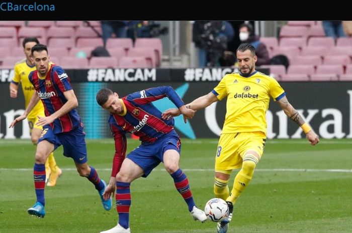 Clement Lenglet menjadi sasaran bully, pelatih Barcelona, Ronald Koeman, menilai sang bek terlalu terbawa perasaan.