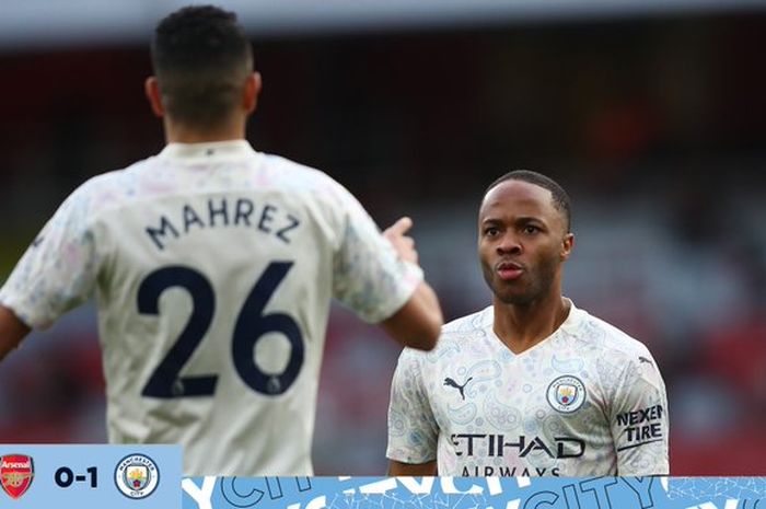 Penyerang Manchester City, Raheem Sterling, merayakan golnya bersama Riyad Mahrez dalam laga Liga Inggris kontra Arsenal di Stadion Emirates, Minggu (21/2/2021).