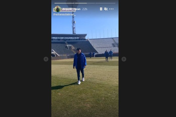 Witan Sulaeman merasakan rumput Partizan Stadium, sebelum laga Partizan Belgrade melawan Radnik Surdulica (21/2/2021).