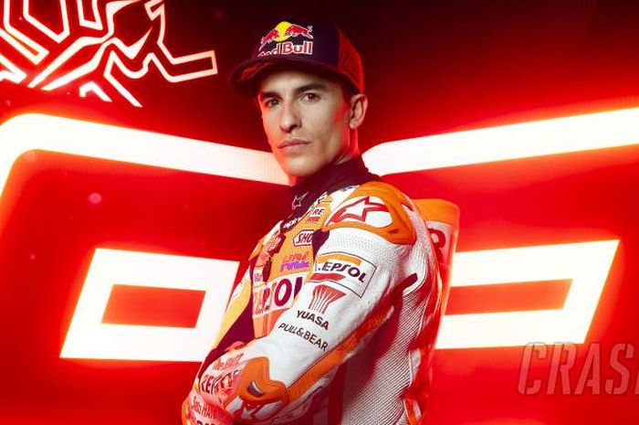 Pembalap Repsol Honda, Marc Marquez, berpose dengan livery seri tahun 2021 pada acara peluncuran tim secara online, Senin (22/2/2020).