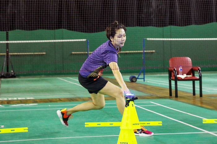 Pemain ganda campuran Indonesia, Gloria Emanuelle Widjaja saat latihan di Pelatnas Cipayung, Jakarta Timur, Selasa (23/2/2021).