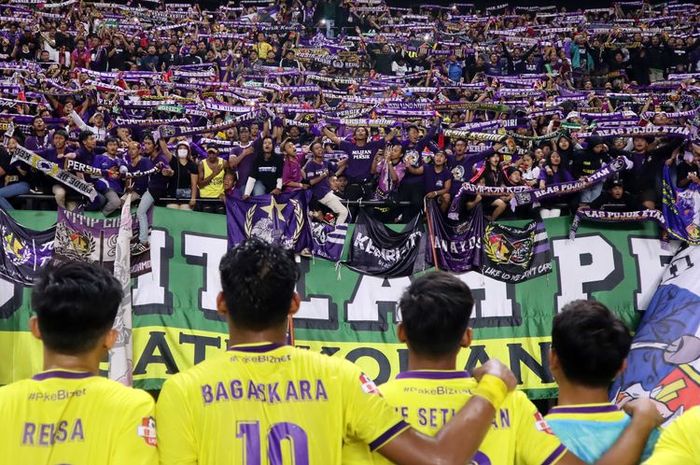  Pemain Persik kediri bernyanyi bersama suporter seusai menahan imbang Persebaya Surabaya pada laga perdana Liga 1 2020 yang berakhir dengan skor 1-1 di Stadion Gelora Bung Tomo Surabaya, Jawa Timur, Sabtu (29/02/2020) malam.