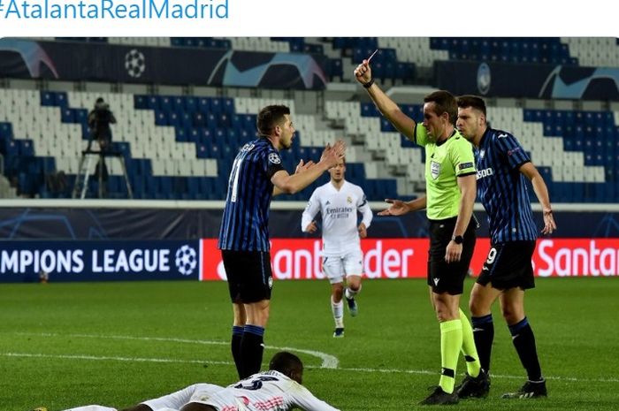 Wasit Tobias Stieler mengganjar gelandang Atalanta, Remo Freuler, kartu merah setelah melanggar bek Real Madrid, Ferland Mendy, laga leg pertama babak 16 besar Liga Champions 2020-2021, Rabu (24/2/2021) waktu setempat atau Kamis dini hari WIB di Stadion Bergamo.