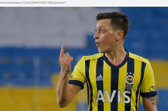 Mesut Oezil memiliki rapor kurang apik dan minim kontribusi selama bermain di Fenerbahce dengan hanya menendang bola sekali tiap laga.