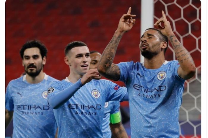 Pemain Manchester City merayakan gol yang dicetak Gabriel Jesus ke gawang Borussia Moenchengladbach dalam laga leg pertama babak 16 besar Liga Champions 2020-2021.