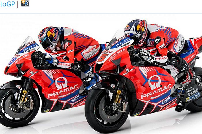 Duo pembalap Pramac Racing, Jorge Martin (kiri) dan Johann Zarco, berpose untuk peluncuran tim menjelang MotoGP 2021.