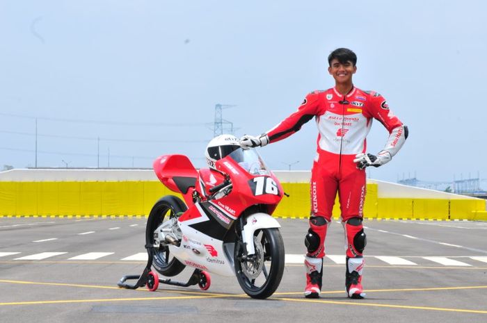 Pembalap muda Indonesia pada ajang FIM CEV Moto3, Mario Suryo Aji