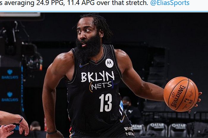 Aksi pemain Brookly Nets, James Harden, dalam pertandingan melawan Orlando Magic pada lanjutan kompetisi NBA 2020-2021 di Barclays Center, New York, AS, 25 Februari 2021.