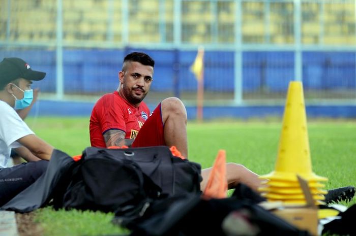  Eks pemain asing Arema FC Caio Ruan menepi karena ada masalah dengan otot pahanya.   