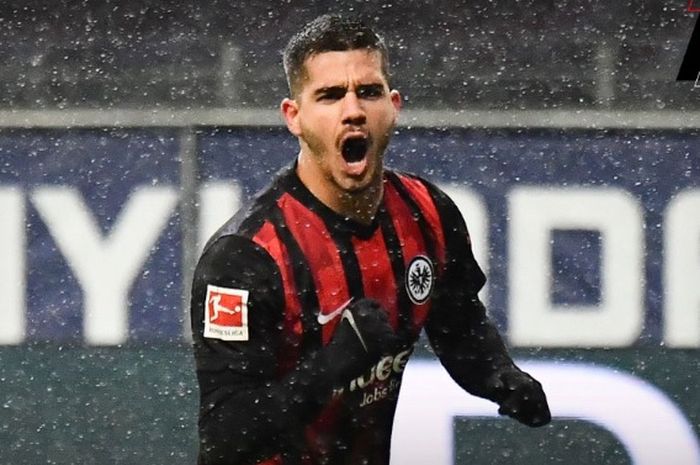 Eks penyerang AC Milan yang kini memperkuat Eintracht Frankfurt, Andre Silva, masuk dalam bidikan Manchester United.