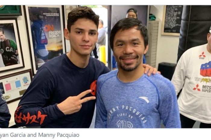 Petinju kelas ringan, Ryan Garcia (kiri) berpose dengan petinju kelas welter, Manny Pacquioa (kanan)