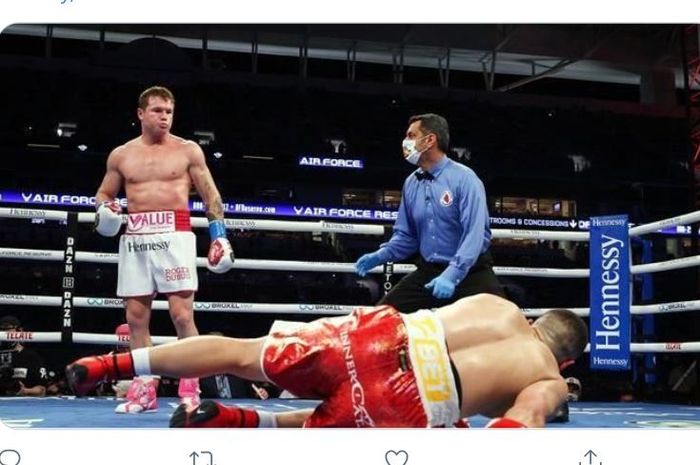 Petinju kelas menengah, Canelo Alvarez saat mengalahkan Avni Yildirim, Minggu (28/2/2021)