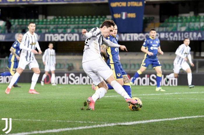 Momen Federico Chiesa melepaskan umpan di dalam kotak penalti kala Juventus berhadapan dengan Hellas Verona dalam lanjutan laga Liga Italia 2020-2021.