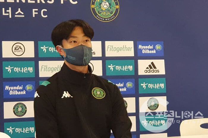 Pencetak gol perdana Ansan Greeners, Lee Jun-hee mengaku ingin belajar dari rekan setim barunya asal Indonesia, Asnawi Mangkualam.