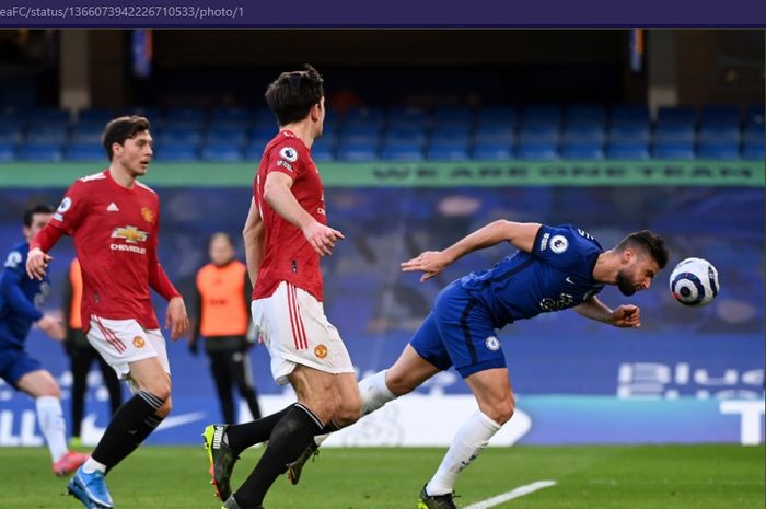 Striker Chelsea, Olivier Giroud, tak mampu menggapai umpan Callum Hudson-Odoi saat melawan Manchester United dalam laga pekan ke-26 Liga Inggris 2020-2021, Minggu (28/2/2021) pukul 23.30 WIB diStadion Stamford Bridge.