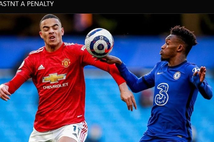 Winger Chelsea, Callum Hudson-Odoi, tampak terlibat perebutan bola dengan penyerang Manchester United, Mason Greenwood, dan dinilai melakukan handsball.