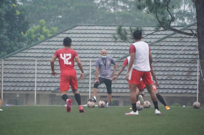 Pelatih Persija Jakarta, Sudirman, memantau anak-anak asuhnya berlatih