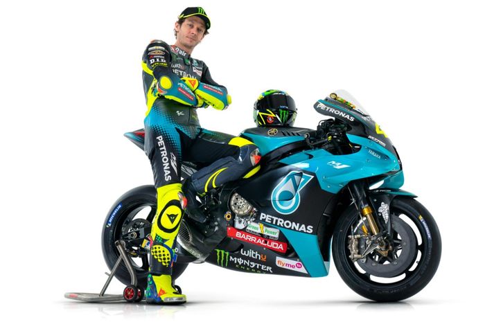 Pembalap Petronas Yamaha SRT, Valentino Rossi, ketika memamerkan livery tunggangannya pada MotoGP 2021.