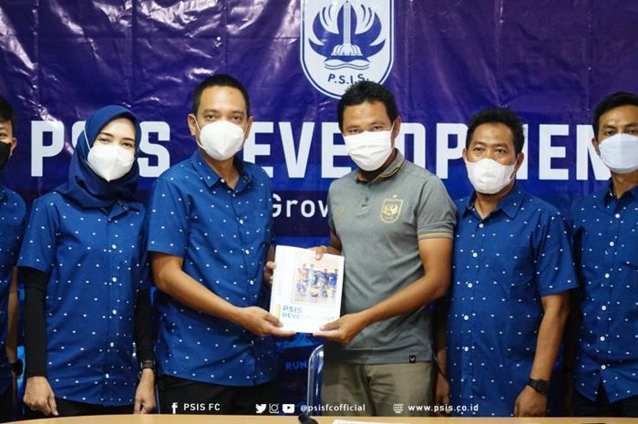 CEO PSIS Semarang, Yoyok Sukawi (tiga dari kiri), bersama stafnya dalam peluncuran PSIS Development di Stadion Citarum, Semarang, Senin (1/3/2021).