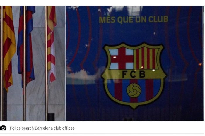 Manajemen klub Barcelona belum bisa bernapas lega setelah mendapat sorotan perkara krisis keuangan dan kebocoran kontrak pemain. Kini, kantor klub mereka digerebek oleh polisi. 