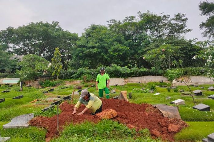 Makam Rina Gunawan sedang disiapkan.