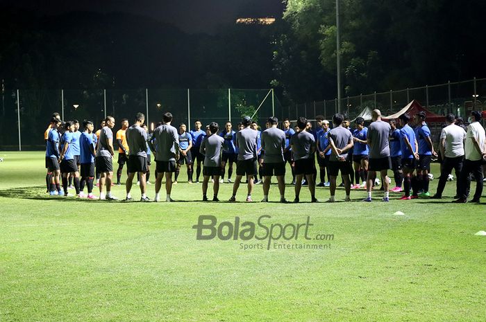TImnas U-22 Indonesia asuhan Shin Tae-yong sedang berkumpul di Lapangan D, Senayan, Jakarta, 2 Maret 2021.