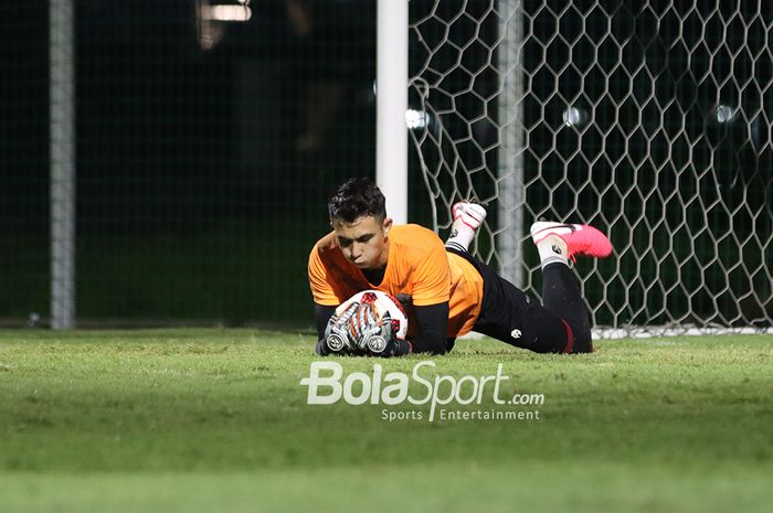 Kiper timnas U-22 Indonesia, Nadeo Argawinata, sedang berlatih di Lapangan D, Senayan, Jakarta, 2 Maret 2021.