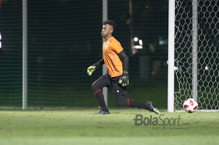 Aqil Savik tengah berlatih dalam pemusatan latihan timnas U-22 Indonesia di Lapangan D, Senayan, Jakarta, 2 Maret 2021.