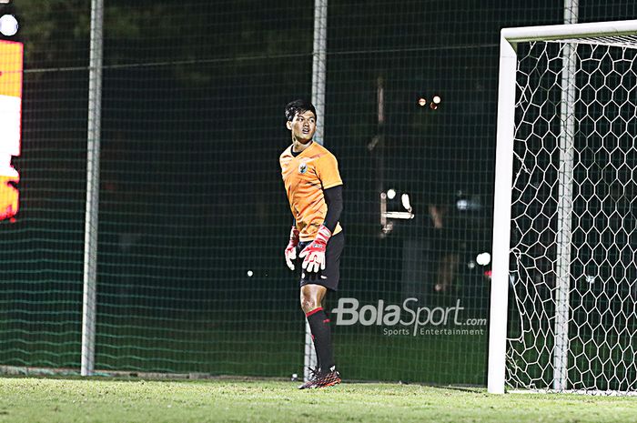 Penjaga gawang timnas U-22 Indonesia, Muhammad Riyandi, sedang berlatih di Lapangan D, Senayan, Jakarta, 2 Maret 2021.