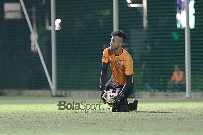 Aqil Savik tengah berlatih dalam pemusatan latihan timnas U-22 Indonesia di Lapangan D, Senayan, Jakarta, 2 Maret 2021.