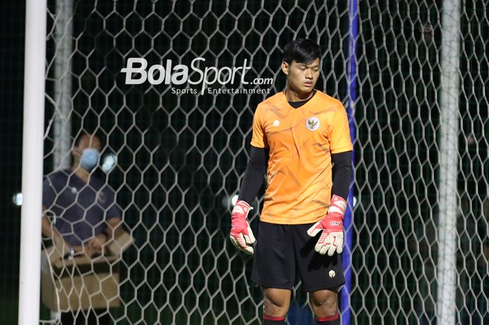 Penjaga gawang timnas U-22 Indonesia, Muhammad Riyandi, sedang berlatih di Lapangan D, Senayan, Jakarta, 2 Maret 2021.