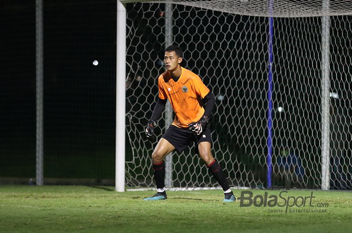 Penjaga gawang timnas U-22 Indonesia, Erlangga Setyo sedang berlatih di Lapangan D, Senayan, Jakarta, 2 Maret 2021.