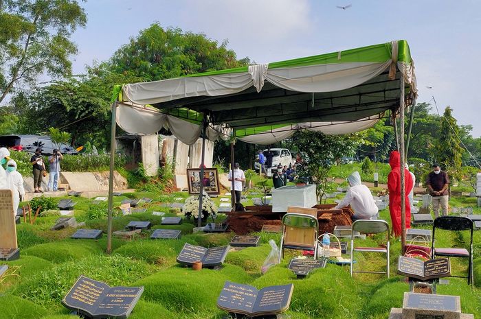 Proses pemakaman almarhumah Rina Gunawan berlangsung pagi ini, Rabu (3/3/2021) di TPU Tanah Kusir, Jakarta Selatan. Proses pemakaman Rina Gunawan dihadiri suami tercinta, Teddy Syah tanpa banyak keluarga terlibat.