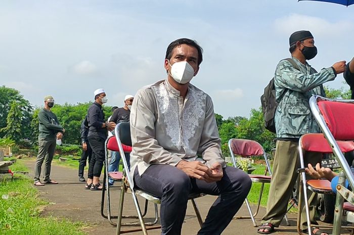 Teddy Syah saat dijumpai usai pemakaman Rina Gunawan di TPU Tanah Kusir, Kawasan Kebayoran Lama, Jakarta Selatan.