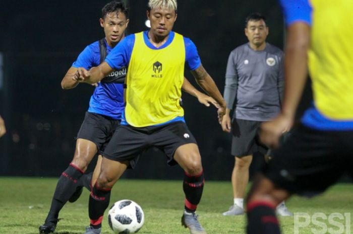 Pemain Timnas U-22 Indonesia menjalani internal game di Senayan, Jakarta, dalam persiapan merebut medali emas SEA Games 2021.