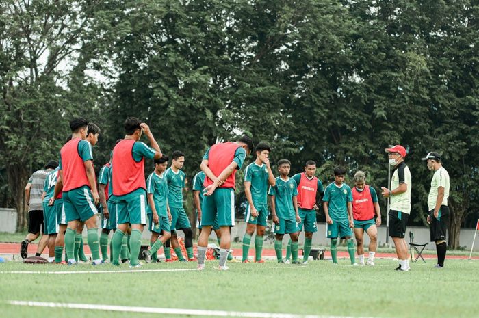 Persebaya Surabaya gelar latihan perdana di lapangan Jala Krida Mandala, Bumimoro, Kamis (4/2/2021).