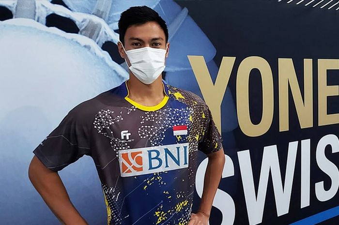 Meski kalah dari Viktor Axelsen, Shesar Hiren Rhustavito tak pulang dengan tangan kosong di Swiss Open 2021.